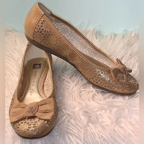 ANNE KLEIN (AKJEM) Tan/Gold iFlex Ballet Flats with Suede Bows, Size 6M - Picture 3 of 12